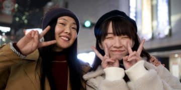 medium-shot-smiley-teenage-girls-city